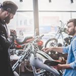 店頭でバイクの状態を確認するライダー