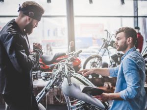 店頭でバイクの状態を確認するライダー